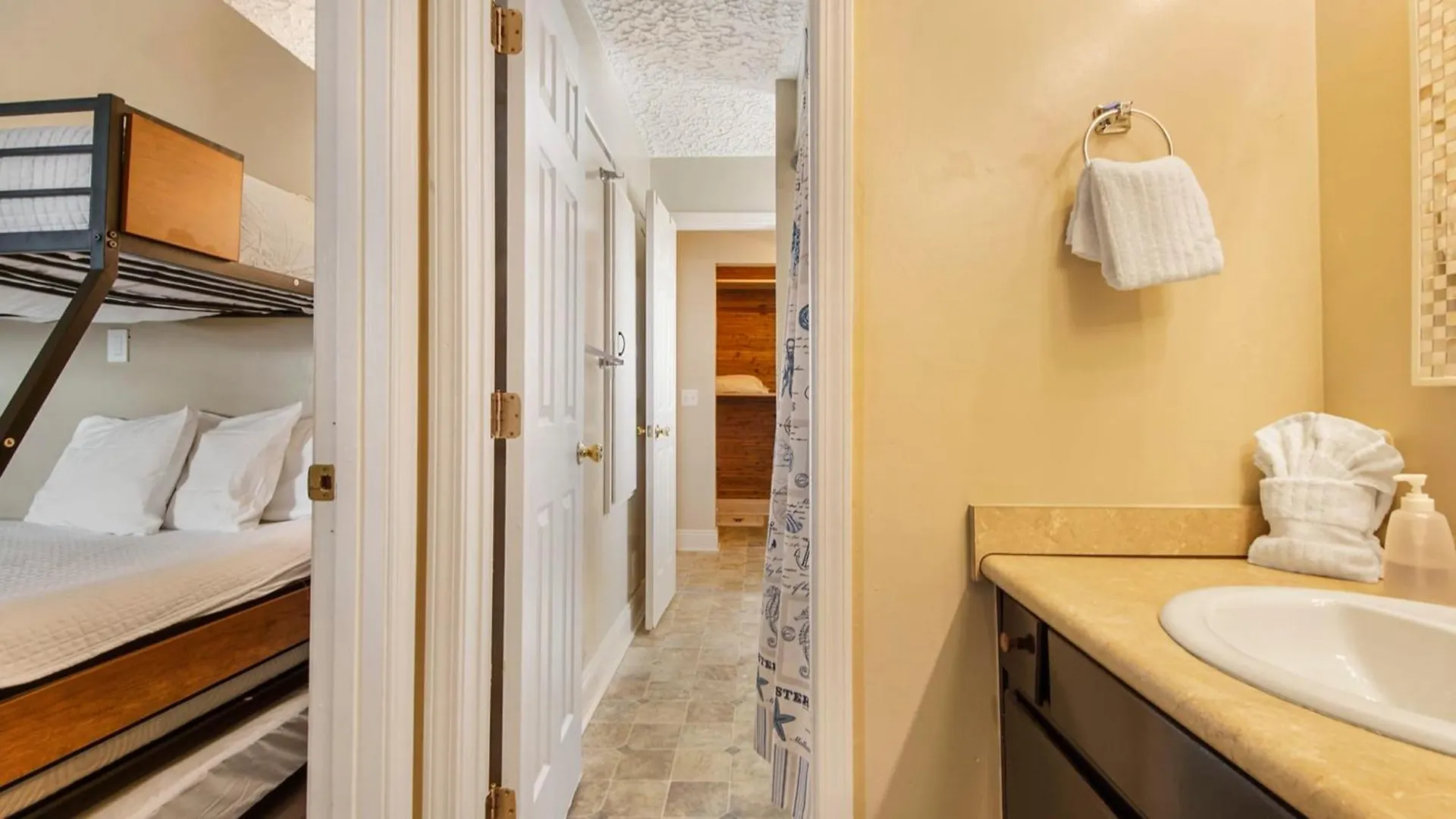 Beachlife Unit Ab Getaway Sleeps 22 Panama City Beach